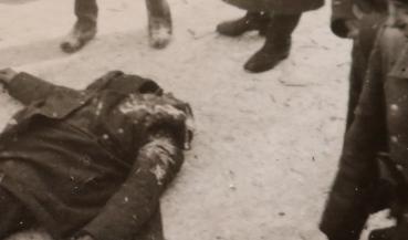 Preview: altes Foto - Leiche auf der Strasse umringt von deutschen und russischen ?  Soldaten